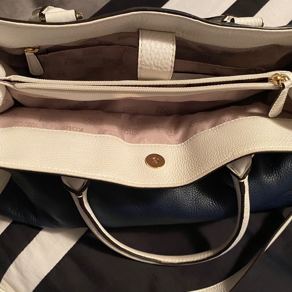 MICHAEL KORS HAMILTON LARGE EAST WEST LEATHER TOTE NAVY BLUE & WHITE - Picture 11 of 13